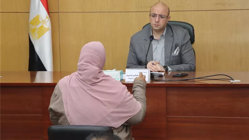غنيم بيحث شكوى 280 بتعليم بنى سويف لتسوية حالاتهم الوظيفيه