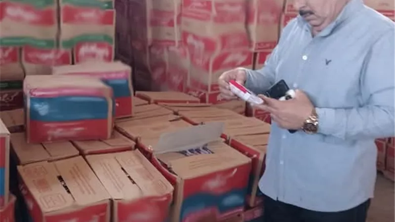ضبط 250 ألف و400 عبوة مواد غذائية مجهولة المصدرداخل مخزن بالشرقية