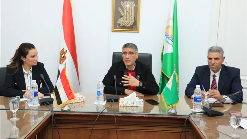 محافظ الجيزة يسلم طرف صناعي و مساعدات مالية لحالات مرضية