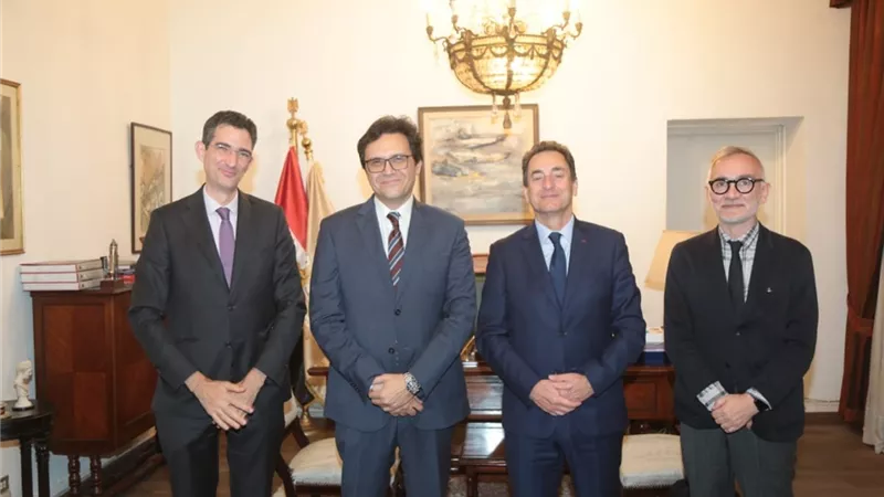 وزير الثقافةيلتقي سفير فرنسا لبحث تعزيز التعاون الثقافي والإبداعي