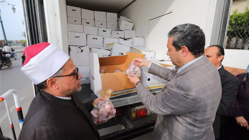 محافظ دمياط يشهدإستلام لحوم من وزارة الأوقاف للأسرالأولى بالرعاية