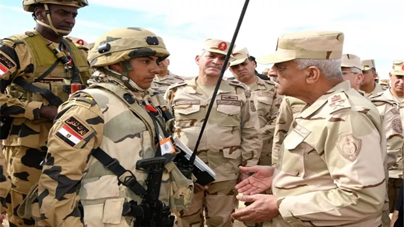 وزير الدفاع ينقل تحيات الرئيس لقوات شرق القناة لمكافحة الإرهاب