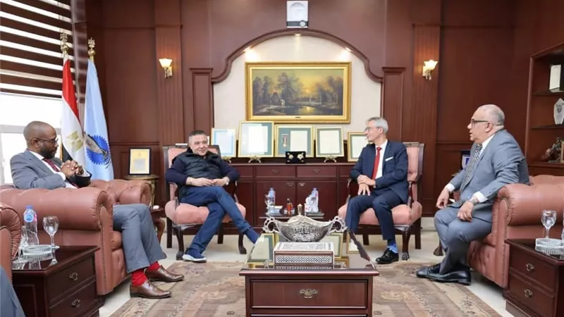 محافظ البحر الأحمر يستقبل السفير الفرنسي لتعزيز التعاون السياحي