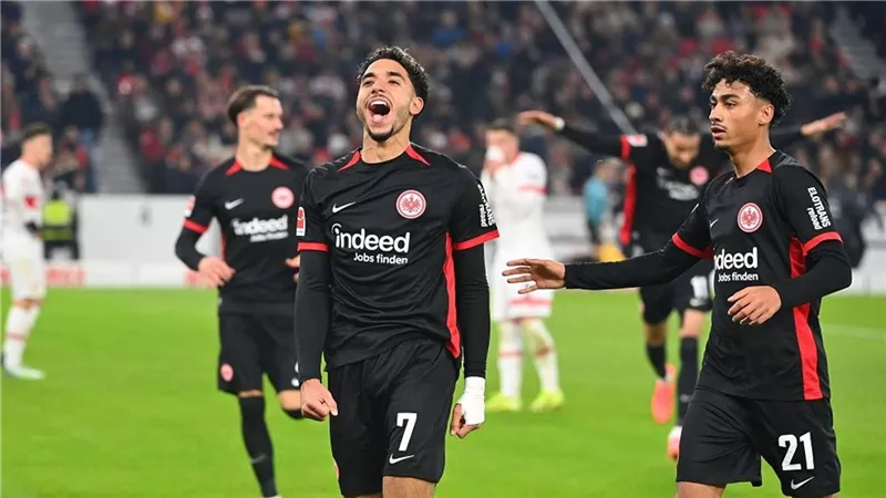 مرموش يتصدر قائمة فرانكفورت لمواجهة ليون بالدوري الأوروبي