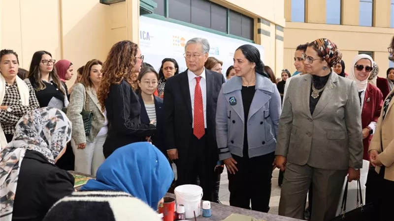 رئيسة قومي المرأة والسفير الكوري يتفقدان جناح المجلس