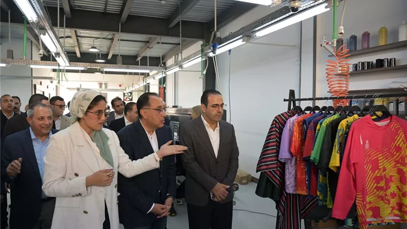 مدبولى يتفقد إحدى المصانع لطباعة الأقمشة وقطع الليزر ببورسعيد