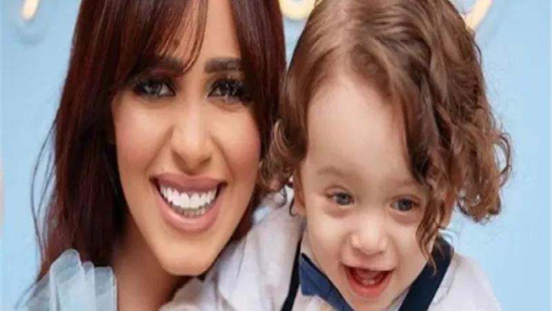 رنا سماحة تحذر جمهورها بعد مرض نجلها.. الڤيروس صعب ورشح وكحة