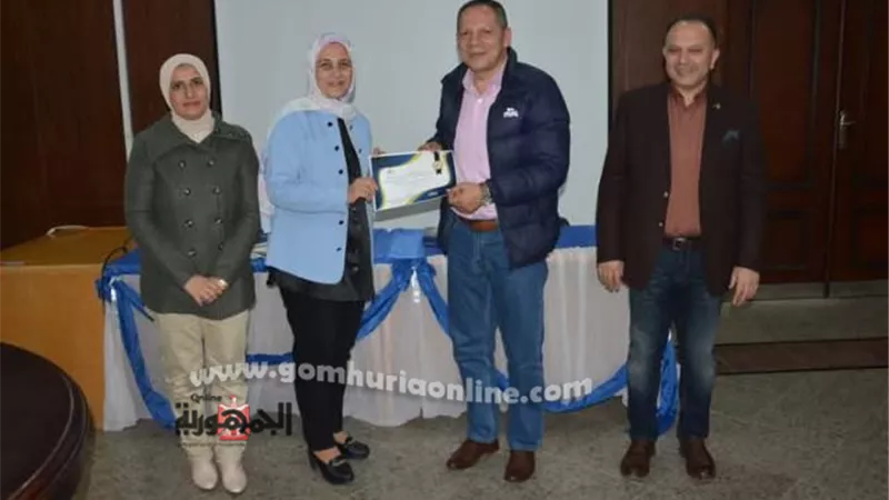 رئيس جامعة دمياط يسلم شهادات المتدربين لوظيفة 