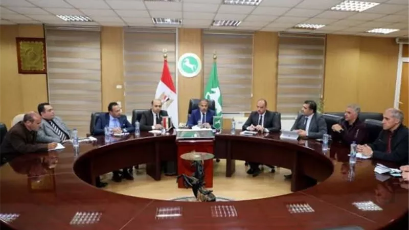 محافظ الشرقية يجتمع مع الرئيس التنفيذي لجهاز تنظيم المخلفات