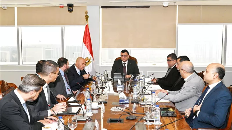 وزير الإسكان يناقش مقترح مشروع مستشفى عالمى بالعاصمة الإدارية