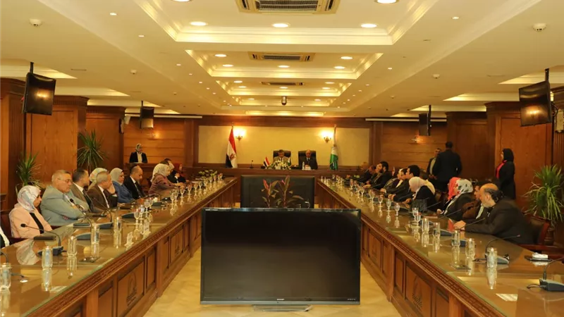 النجار يكرم أوائل الدورات التدريبية من موظفى محافظة الجيزة