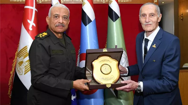 وزير الدفاع يلتقى أعضاء لجنة الدفاع والأمن القومى بمجلس الشيوخ