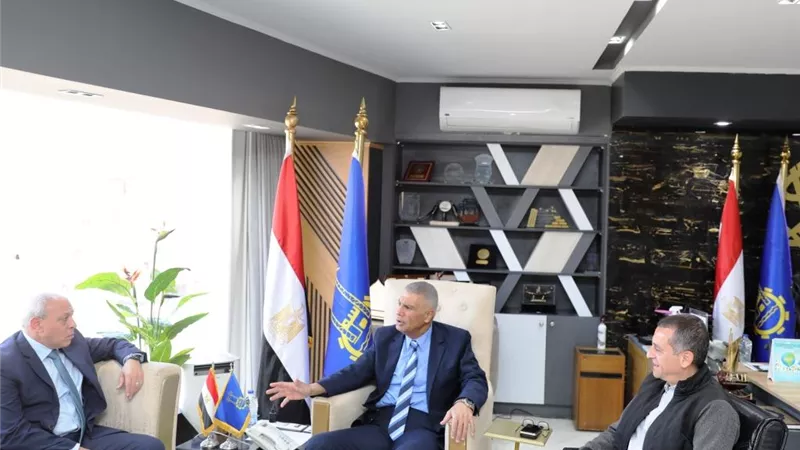 محافظ أسوان يلتقى رئيس هيئة تنمية الصعيد ويشيد بدورها في التنمية