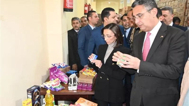 محافظ البحيرة ووزيرالتموين يتفقدان أحد مضارب الأرز