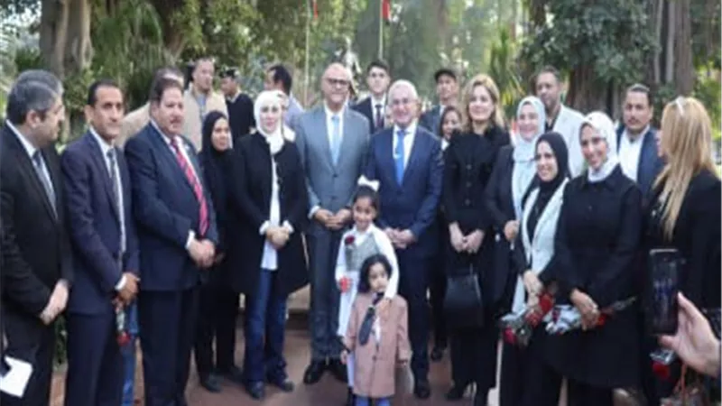 محافظ القليوبية لوضع أكليل من الزهور على تمثال الزعيم حيدر علييف