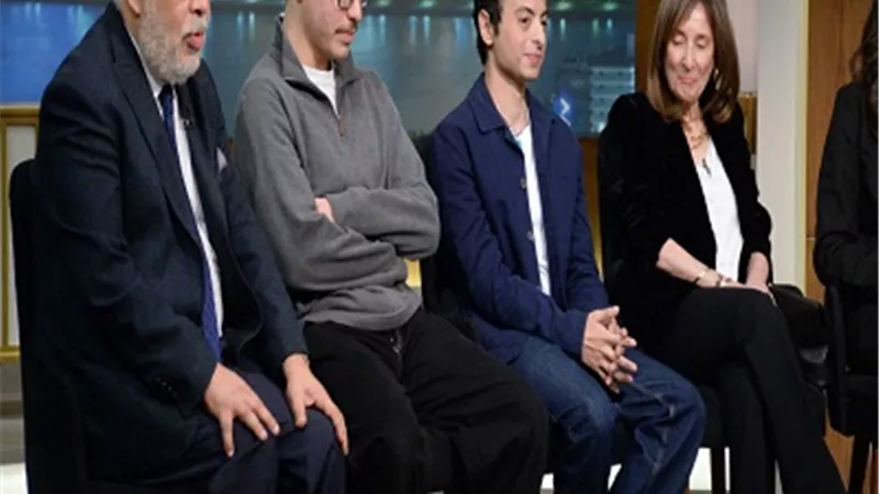 أشرف زكي وفريق عمل مسرحية الصالون ضيوف برنامج واحد من الناس الاثنين