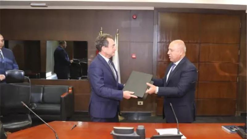 كامل الوزير والسفير الفرنسي يوقعان خطة عمل لمشروع الخط السادس لمترو الأنفاق