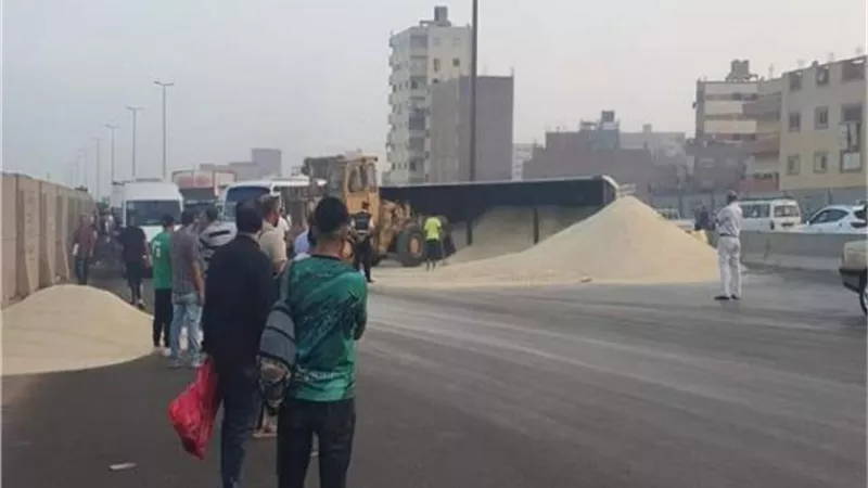 انقلاب مقطورة محملة بالرمال بمنطقة السلام