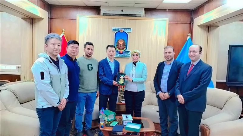 رئيس جامعة الأقصر تلتقى وفد متحف التراث الثقافى غير المادى بالصين