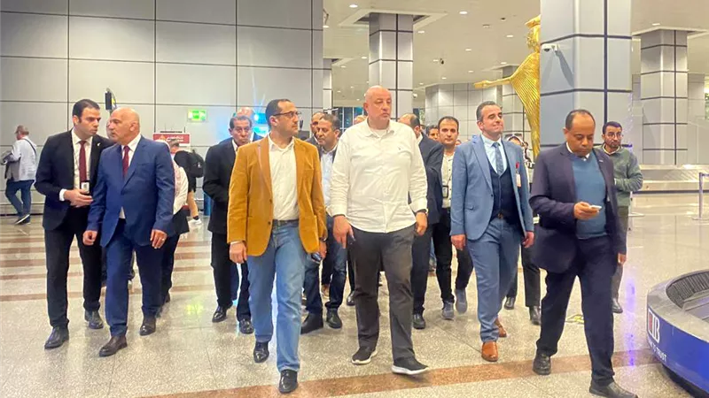 تابع حركة العمل بمناطق سيور الحقائب و الأسواق الحرة وكاونترات الجوازات