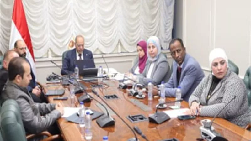 وزير العمل يبحث التوسع في تنفيذ 