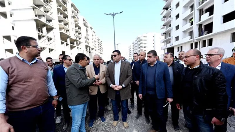 وزير الإسكان يتفقد أنظمة التشغيل بأبراج المنطقة الشاطئية بالعلمين