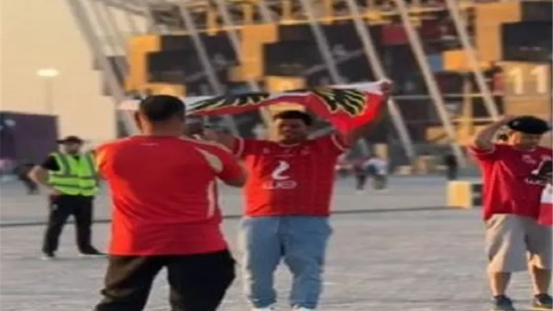 شاهد.. حضور مميز لجماهير الأهلي المصري في محيط ستاد 974