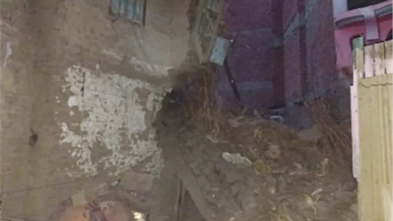 بالطوب اللبن.. إنهيار منزل مكون من طابقين بكفر شكر