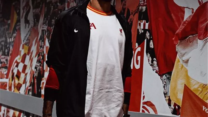 شاهد بالفيديو .. وصول محمد صلاح إلى ملعب الانفيلد لمواجهة فولهام