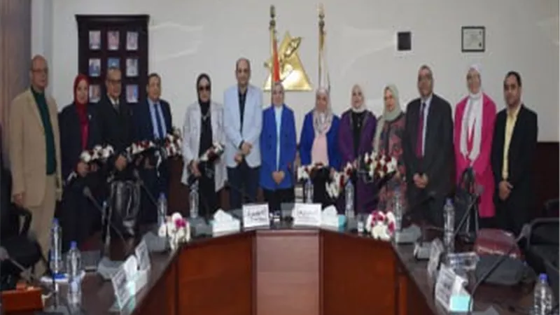 نائب رئيس جامعة بنها تستقبل فريق الاعتماد البرامجي لكلية الآداب