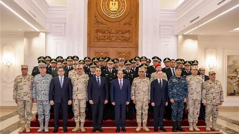الرئيس يجتمع بقادة القوات المسلحة والأجهزة الأمنية لبحث تطورات الأوضاع الراهنة