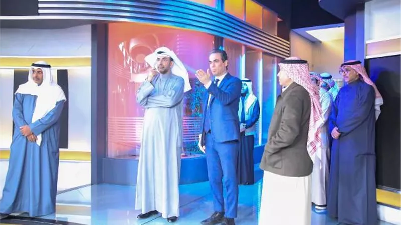 المسلماني يلتقي وزير الإعلام الكويتي ويقوم بجولة في الاستديوهات ومركز الأخبار بتليفزيون الكويت