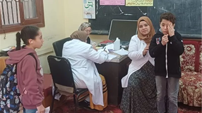 الكشف على 445 حالة فى قافلة طبية لجامعة بنها لفحص العيون