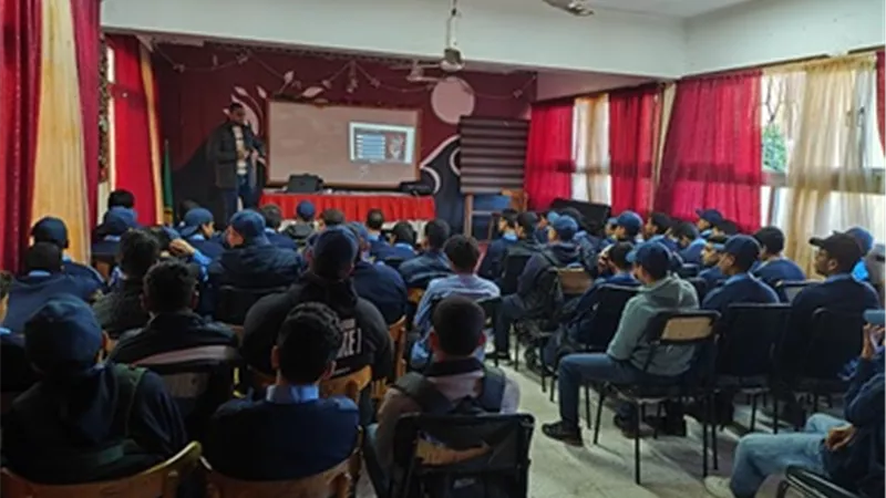 جامعة القناة تواصل حملاتها التوعوية حول أضرار إستخدام الأجهزة الذكية