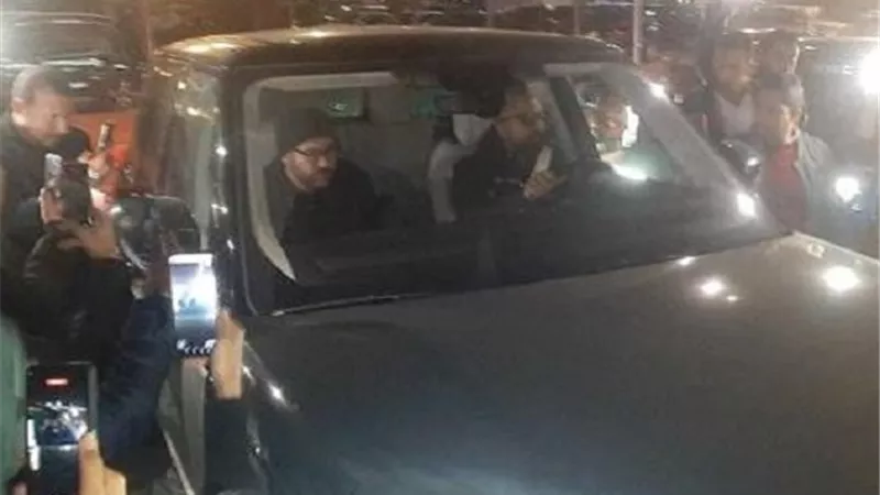 بالصور.. عمرو يوسف يودع نبيل الحلفاوي الى مثواه الاخير
