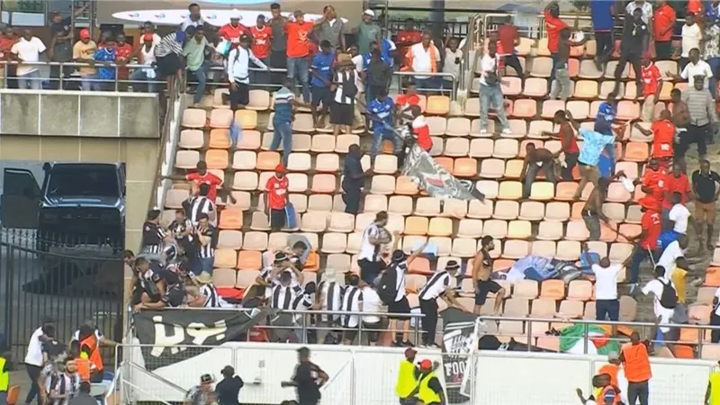 شاهد اعتداء لاعبي الصفاقسي على حكم مباراة سيمبا واشتباكات الجماهير