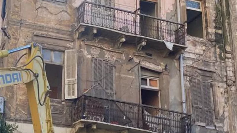 هدم ثلاثة أدوار بعقار غرب الإسكندرية لخطورتها الداهمه