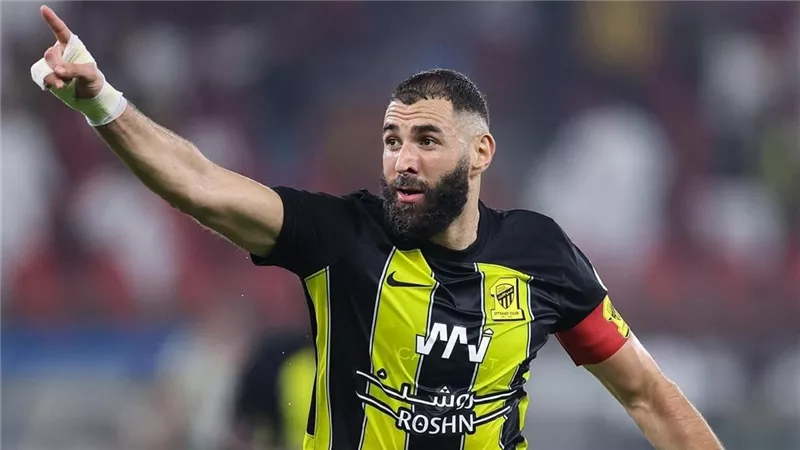 مفاجأة.. بنزيما يفكر في الاعتزال والعودة لـ ريال مدريد