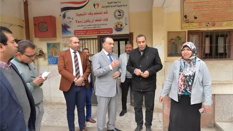 محافظ أسيوط يتفقد مدرسة الوليدية الإعدادية الثانوية بنات