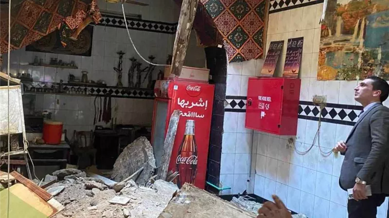 النيابة الإدارية تعاين موقع انهيار سقف أحد المقاهي بالإسكندرية
