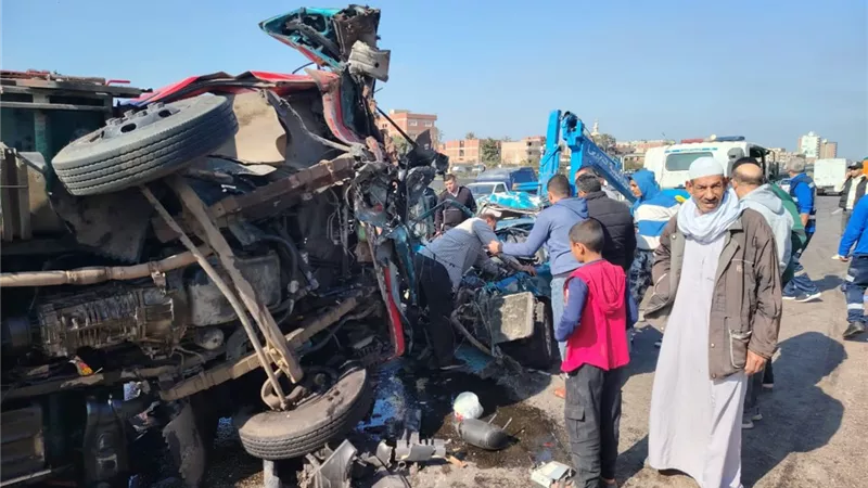 مصرع 4 أشخاص وإصابة آخر في حادث تصادم سيارتين بالقليوبية