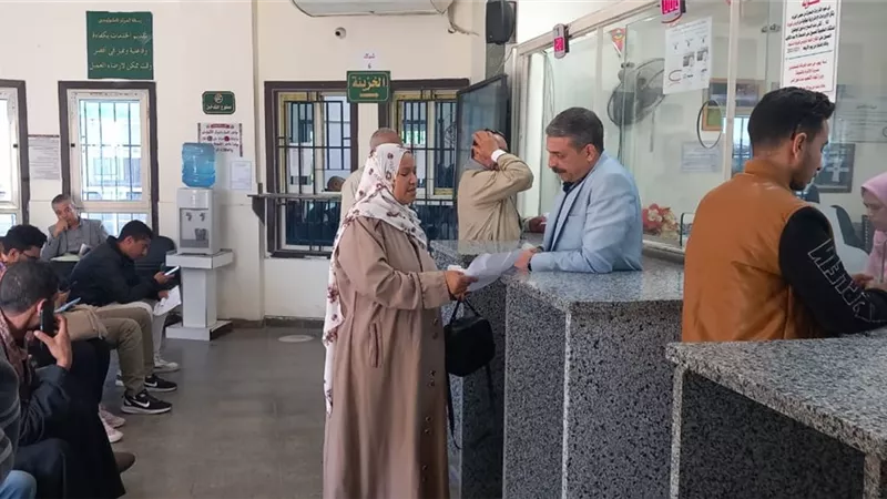 رئيس حي جنوب الغردقة يتوسط المواطنين بالمركز التكنولوجي