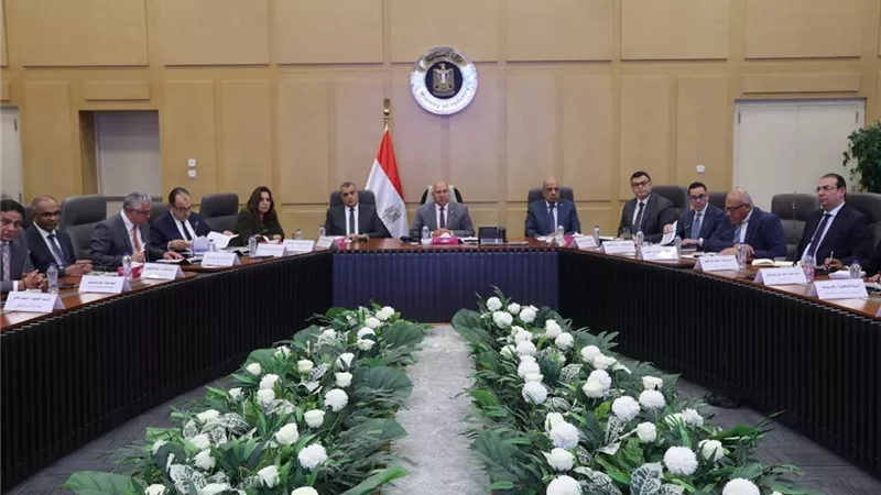 الوزير: عدم منح تراخيص لأي مصنع داخل المناطق السكنية أو غير المخصصة للنشاط الصناعي