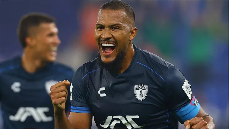 مهاجم باتشوكا : حارس المرمى أنقذنا أمام الأهلي ومواجهة الريال حلم