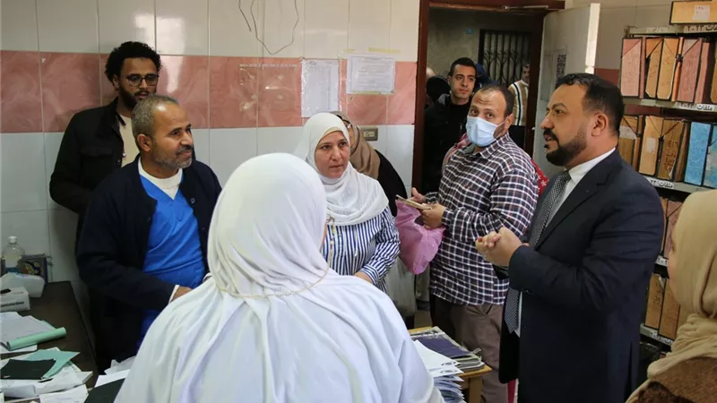 مدير التأمين الصحي ببني سويف يتفقدالعمل باللجنة الطبية