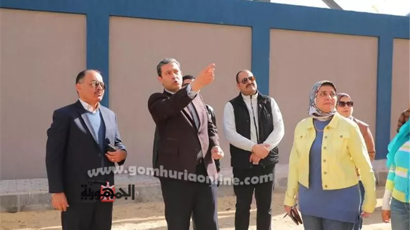 محافظ دمياط يتابع ميدانيا تطوير ورصف طريق شطا