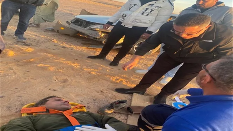 محافظ البحر الأحمر يتوقف للاطمئنان على حالة مصابي حادث انقلاب سيارة