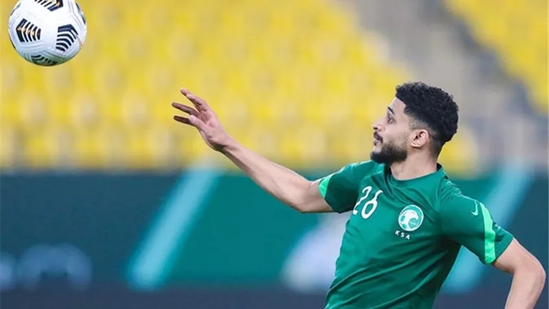 رينارد يستبعد العمري من معسكر المنتخب السعودي.. ويستدعي بديله