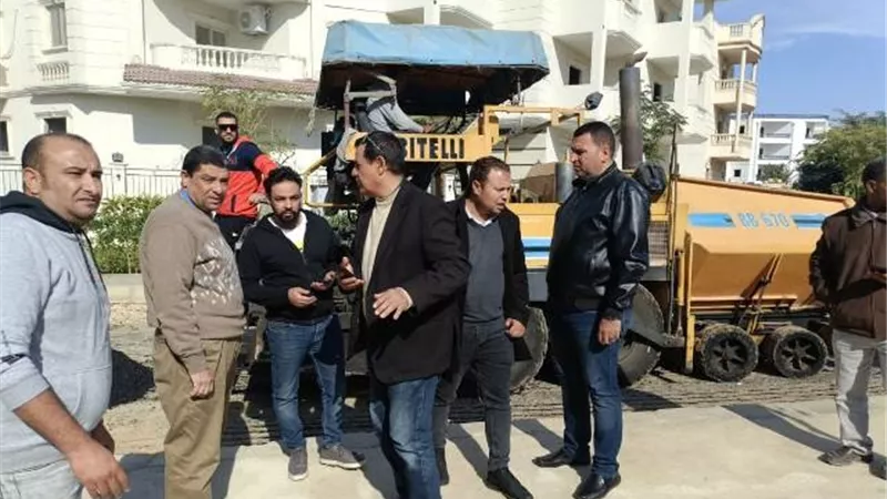 رئيس جهاز الشروق يعلن عن أحدث مشروعات الطرق فى المدينة.. صور
