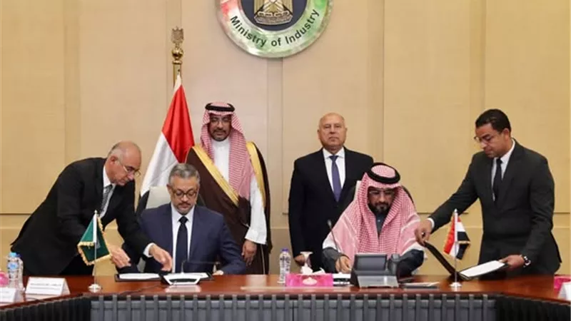 لتصنيع أبراج الاتصالات.. الوزير يشهد اتفاقية سلاسل الإمداد مع السعودية